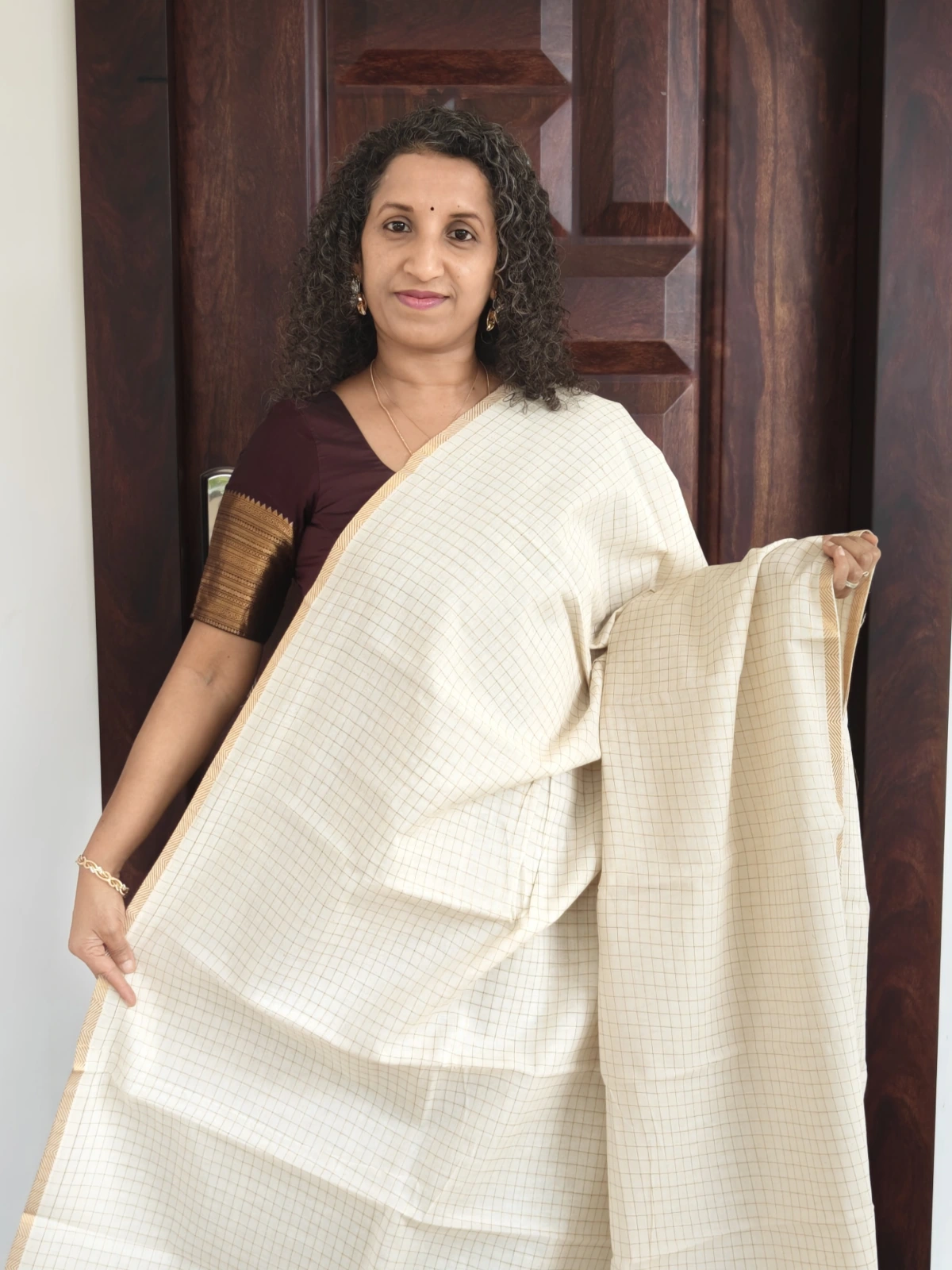 Sungudi Cotton Saree Cream Small Gold Zari Kattam